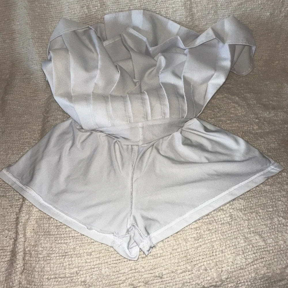 UGC CHEER Shell-Sz S white/maroon/light blue & White pleated CHEER skirt-Sz XS